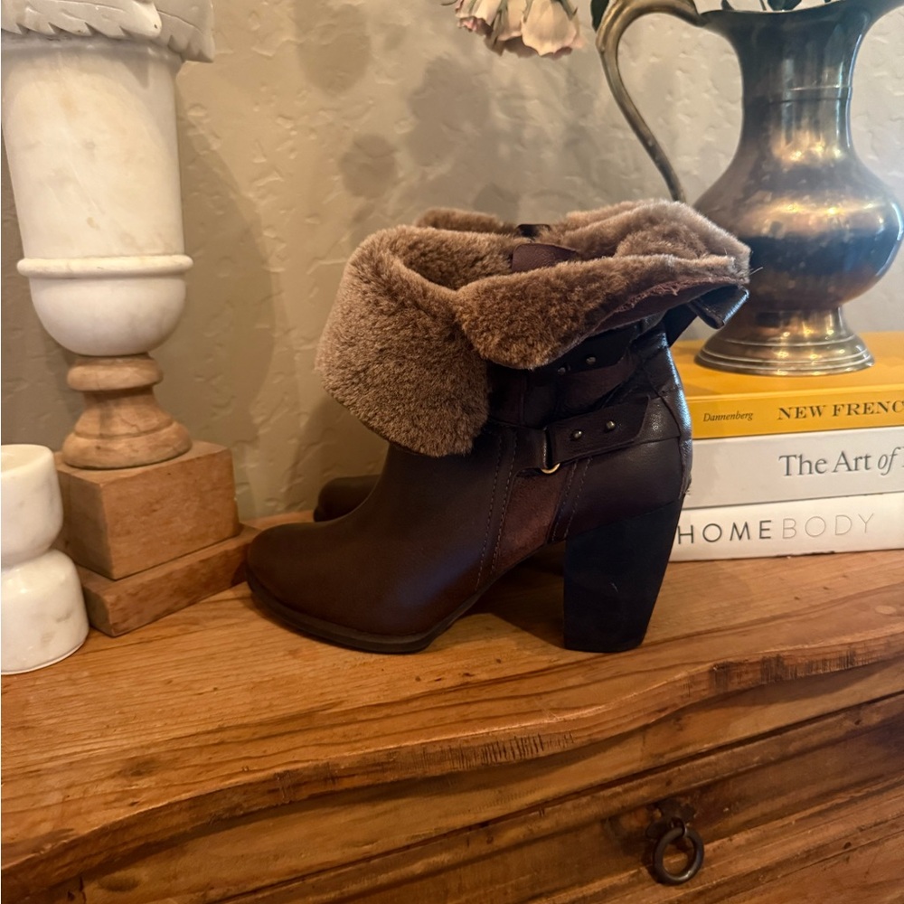 Ugg Brown Ankle Boots with Fur Lining 9